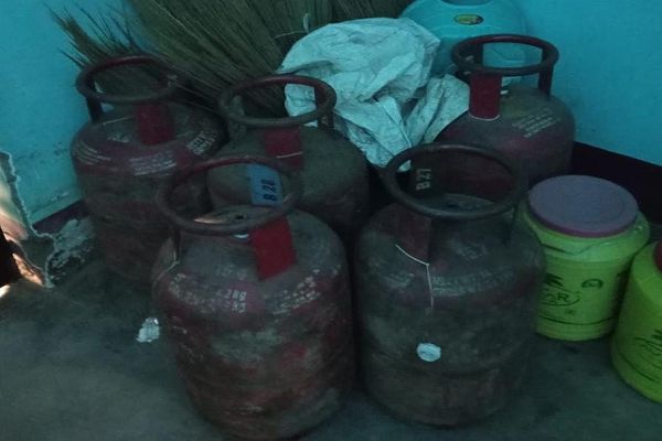 बर्तन दुकान से 13 गैस सिलेंडर जब्त, CM हेल्पलाइन की शिकायत पर कार्रवाई