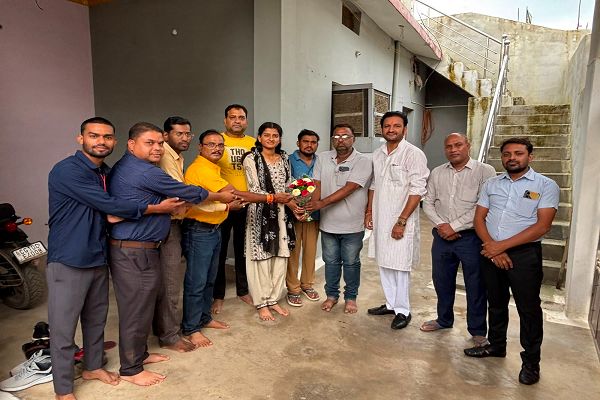 सीआईएसएफ मे चयनित अंजलि क़ो हार्दिक शुभकामनाएं दी मेडिकल टीम