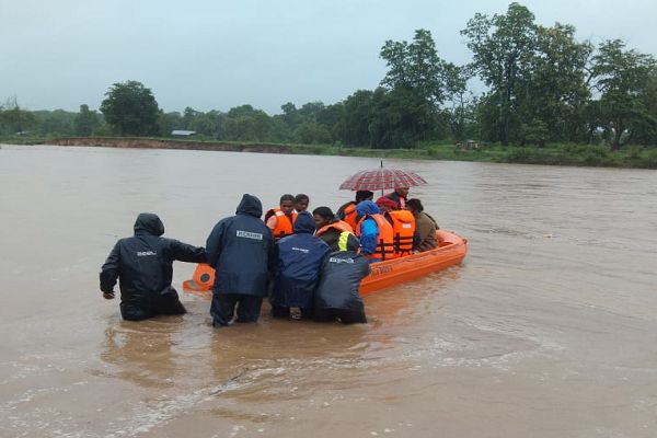 मूसलाधार बारिश और बाढ़ के बीच देवदूत बनी नगरसेना, बीमार बच्ची व महिला को सुरक्षित पहुंचाया अस्पताल