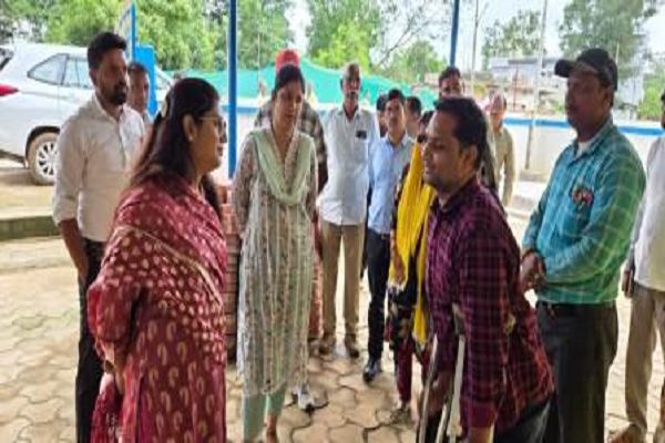 कलेक्टर ने ग्राम पंचायत बसदई के अटल डिजिटल सुविधा केन्द्र का किया निरीक्षण