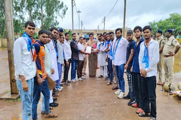 PG कक्षाएं शुरू करने की मांग तेज, NSUI ने उच्च शिक्षा मंत्री को सौंपा ज्ञापन
