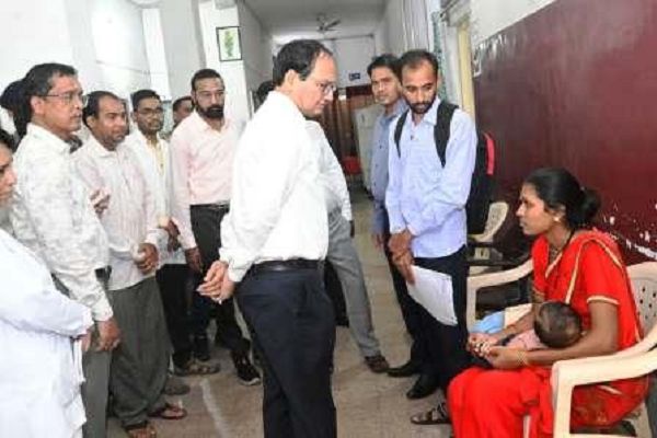 सरकारी अस्पताल में संसाधनों की कमी नहीं, सेवा और संवेदनशीलता दिखे, कलेक्टर ने किया निरीक्षण