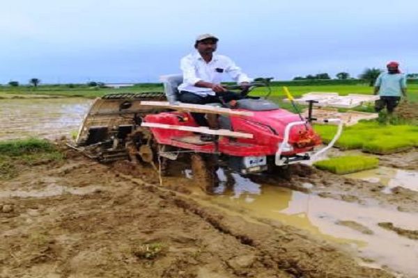 तेलीमारेंगा के किसान महादेव मौर्य ने धान रोपाई मशीन से उन्नत खेती-किसानी को दी नई दिशा