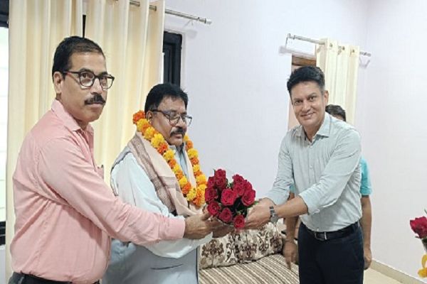 सम्मान और शुभकामनाओं के साथ प्रधान पाठक कृष्णा दत्त राय को भावभीनी विदाई