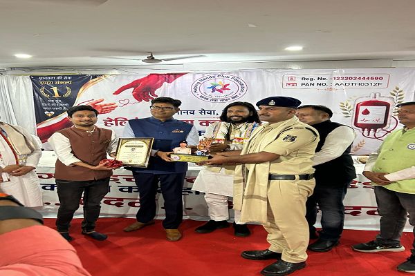  *गरियाबंद पुलिस के आरक्षक अखिलेश वैष्णव "छ.ग. रत्न सम्मान 2026" से सम्मानित, 50 से अधिक बार रक्तदान कर पेश की मानवता की मिसाल।* 