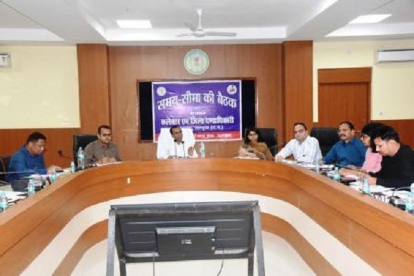 सीएम हेल्पलाइन के प्रकरणों के गुणवत्तापूर्ण त्वरित निराकरण करें : कलेक्टर