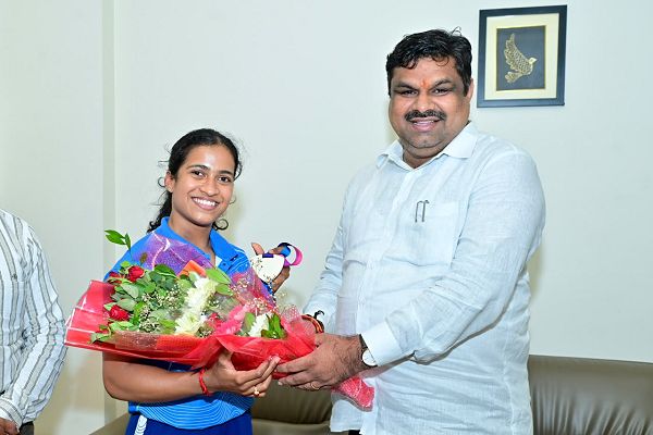  रजत पदक विजेता ज्ञानेश्वरी यादव से शिक्षा मंत्री श्री गजेंद्र यादव ने की आत्मीय मुलाकात
