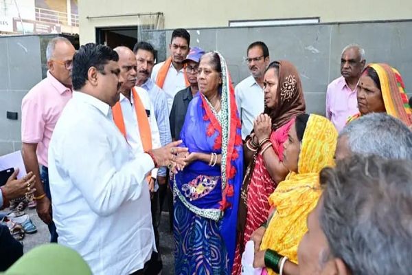 जनदर्शन में मंत्री गजेन्द्र यादव ने सुनीं आमजन की समस्याएं, त्वरित निराकरण के दिए निर्देश