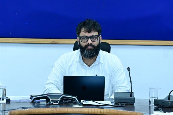 कलेक्टर ने स्कूल और आंगनबाड़ी केंद्र के बच्चों का आधार केन्द्र प्राथमिकता से बनाने के दिए निर्देश