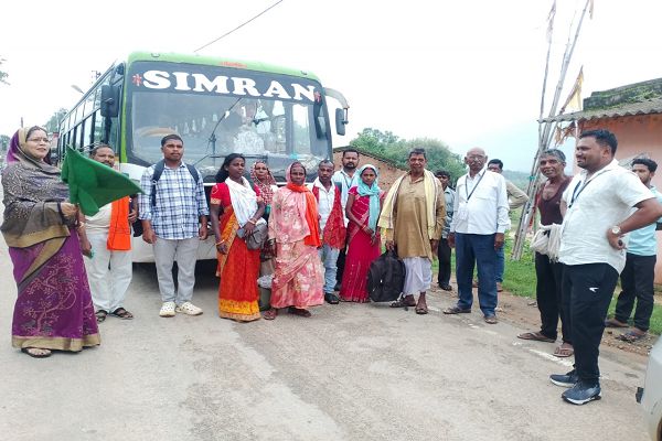 रायपुर : जशपुर से 204 श्रद्धालु प्रभु श्री रामलला दर्शन के लिए अयोध्या रवाना