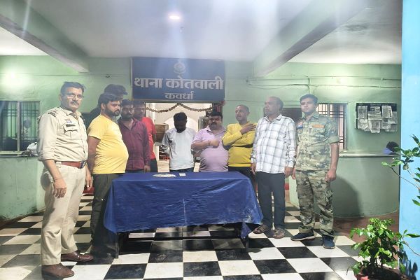  **जुंवे की सजी महफ़िल में पुलिस की दबिश आठ जुआरी सपड़ाये**
