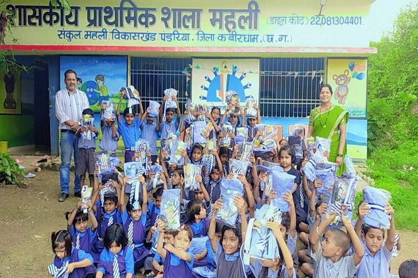  बेटी वैष्णवी के जन्मदिन पर शिक्षिका श्रीमती सुधा सकुनिया ने पेश की सेवा और संस्कार की मिसाल
