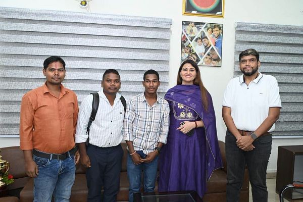  भावना बोहरा ने सेमरहा के नितेश का बढ़ाया हौसला, बी.फार्मेसी में प्रवेश दिलाकर संवारा भविष्य