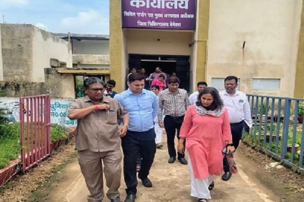 कलेक्टर ने जिला अस्पताल का किया औचक निरीक्षण