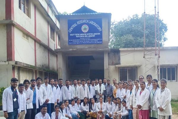 आयुर्वेद चिकित्सा की बारीकियों से रूबरू हुए छात्र