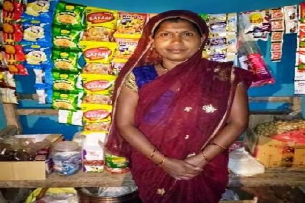 आर्थिक तंगी को पीछे छोड़ आत्मनिर्भर बनीं प्रमिला दीदी, किराना व्यवसाय से परिवार को मिली नई राह