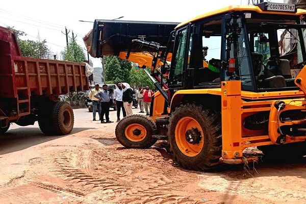 निगम की कार्रवाई: नंदिनी रोड पर सड़क घेरकर रखी रेत जब्त