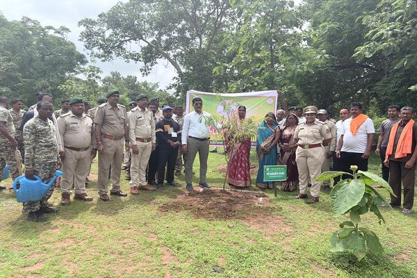 रायपुर : वन महोत्सव में &lsquo;एक पेड़ माँ के नाम&rsquo; अभियान को मिला जनसमर्थन