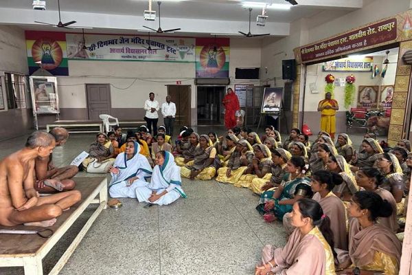 मुनि आगम सागर के सानिध्य पहुँचीं नारी कोकड़ी की 70 महिलाएँ