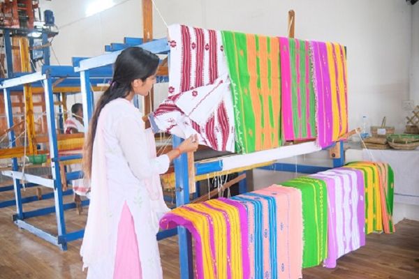 राष्ट्रीय हस्तकरघा दिवस पर घोलेंग में पारंपरिक वेशभूषा में दिखी जशपुर की हस्तकरघा संस्कृति
