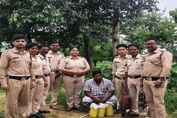 अवैध शराब पर आबकारी का शिकंजा, महुआ शराब व एमपी की अंग्रेजी शराब जब्त