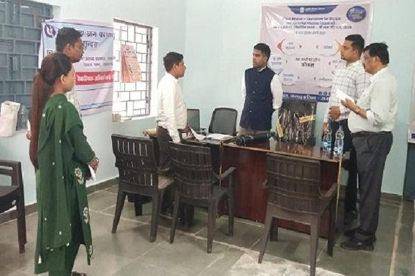 कलेक्टर ने ग्राम सुंदरा पटवारी कार्यालय का किया आकस्मिक निरीक्षण