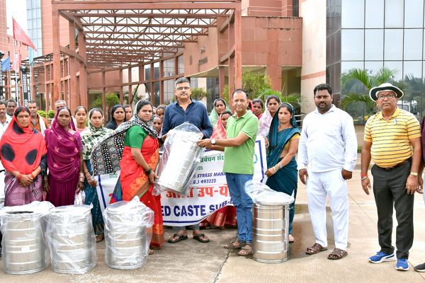 अनुसूचित जाति उपयोजना के तहत किसानों को स्टोरेज बिन वितरित