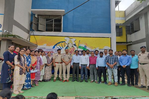मैनपुर के स्वामी आत्मानंद स्कूल में पुलिस का  जागरूकता अभियान बच्चों और शिक्षकों को सिखाए साइबर सुरक्षा, नशा मुक्ति और यातायात के नियम ।