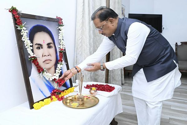 मुख्यमंत्री श्री साय ने छत्तीसगढ़ की प्रथम महिला सांसद और समाज सेविका मिनीमाता जी की पुण्यतिथि पर किया नमन