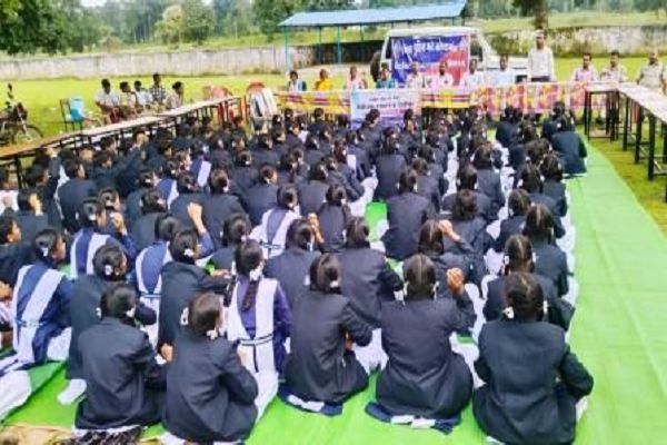 अधिकारों की समझ से आत्मविश्वास की उड़ान, कोटपाड़ में विद्यार्थियों को कानून की जानकारी