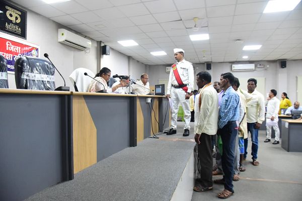कलेक्टर ने जनदर्शन में सुनी आमजनों की समस्याएं