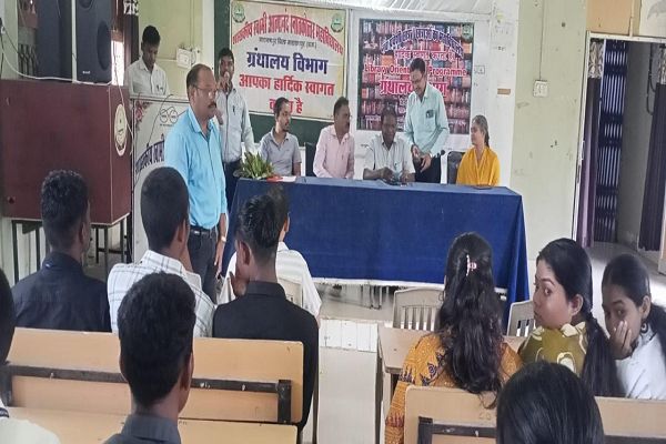 पुस्तकालय हैं, ज्ञान के महासागर
