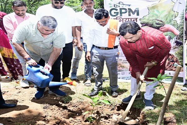  प्रभारी मंत्री श्री राजेश अग्रवाल ने किया पौधरोपण, हरेली पर हरित जीपीएम का संकल्प