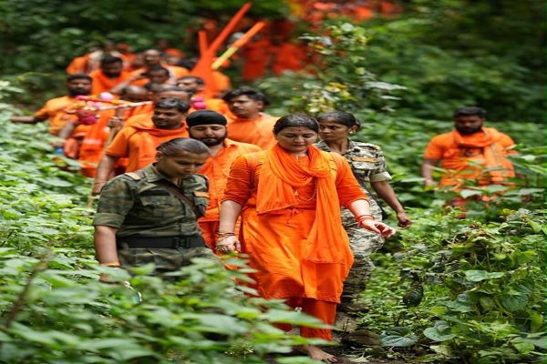 नदी, पहाड़ और जंगल पार करते हुए नई ऊर्जा के साथ आगे बढ़ रही भावना की कांवड़ पदयात्रा