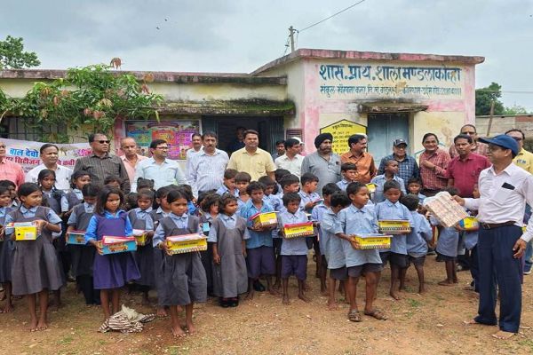 सीनियर सिटीजन समिति ने बच्चों को बांटे जूते-मोजे और शैक्षिक सामग्रियां