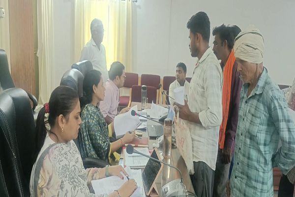जनदर्शन में उमड़ी फरियादियों की भीड़, कलेक्टर ने सुनी गंभीर शिकायतें