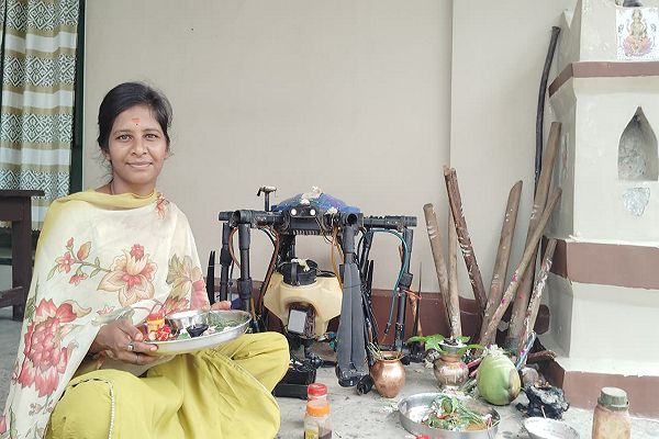 हरेली पर बालोद में परंपरा और आधुनिकता का संगम, ड्रोन दीदियों ने ड्रोन की पूजा कर लगाया गुड़-चीले का भोग