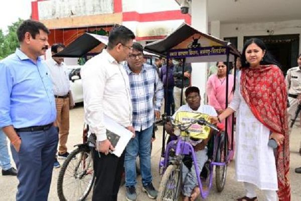 कलेक्टर के हाथों 4 दिव्यांगजनों को मिला शेडनुमा ट्राईसायकल