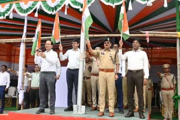 पुलिस परेड ग्राउंड में कलेक्टर-एसएसपी ने स्कूली बच्चों को दिलाई तिरंगा शपथ