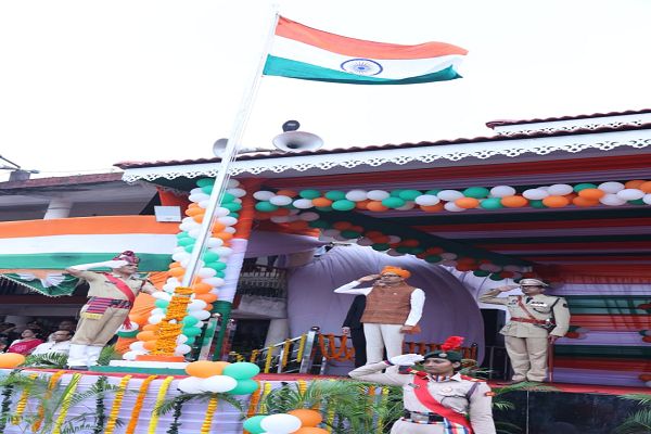 वित्त मंत्री ओपी चौधरी ने रायगढ़ में किया ध्वजारोहण