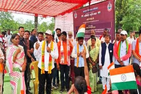 80वें स्वतंत्रता दिवस : राज्यसभा सांसद देवेंद्र प्रताप सिंह ने किया ध्वजारोहण और ली परेड की सलामी