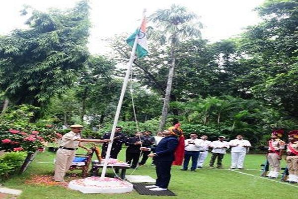 कलेक्टर ने अपने निवास में किया ध्वजारोहण