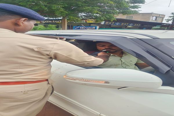 पर्यटन स्थलों की सुरक्षा एवं सड़क सुरक्षा को लेकर गरियाबंद पुलिस की सख्त कार्यवाही शराब पीकर वाहन चलाने वालों पर कसा शिकंजा।*   *कुल 10 प्रकरणों में शराब सेवन कर वाहन चलाने वालों पर धारा 185 MV Act की गई कार्यवाही।