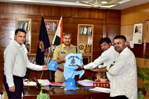 गरियाबंद पुलिस द्वारा पर्यटन और सुरक्षा को ध्यान में रखते हुए जतमई धाम के समिति सदस्यों को बनाये गए  पुलिस  मित  	जतमई समिति के सदस्यों को बांटे गए ''पुलिस मित्र''  लिखा हुआ टी-शर्ट और कैप।