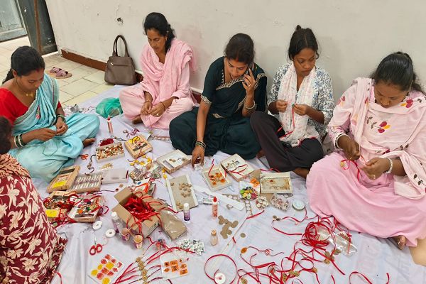 स्थानीय संसाधन और महिलाओं के कौशल से बन रही आकर्षक राखी
