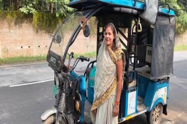 ई-रिक्शा ने बदली संगीता की जिंदगी, आत्मनिर्भरता की राह पर बनी लखपति दीदी