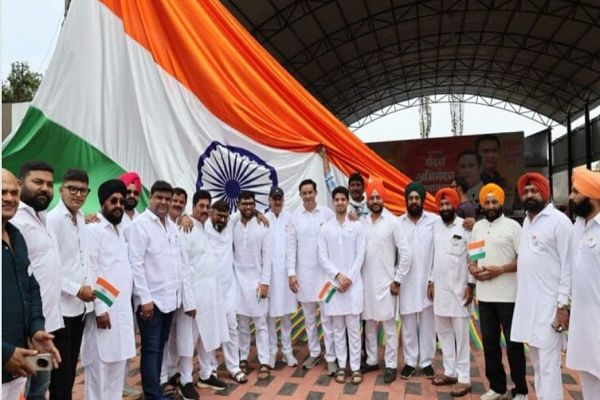 100 फीट ऊंचा तिरंगा फहराकर इंद्रजीत सिंह ने दिया देशभक्ति और शिक्षा का संदेश