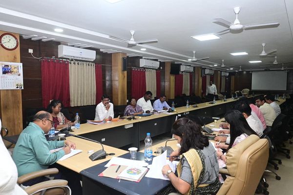 ई-ऑफिस, ई-एचआरएमएस, स्वामित्व योजना व डिजिटल अभिलेखों के अद्यतीकरण में तेजी लाए : कलेक्टर उइके