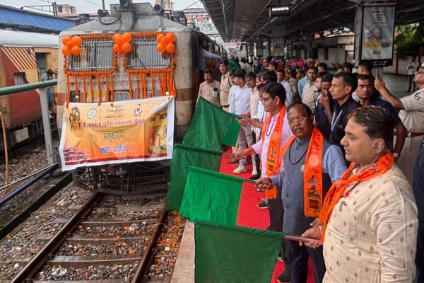 अयोध्या धाम रवाना हुए 850 श्रद्धालु, रामलला के साथ काशी विश्वनाथ के भी करेंगे दर्शन