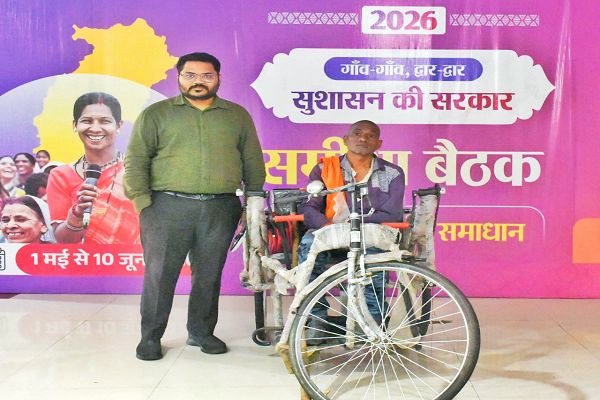 एक आवेदन से आसान हुई दिव्यांग अशोक की राह, आवेदन के दिन ही मिली ट्राईसायकल